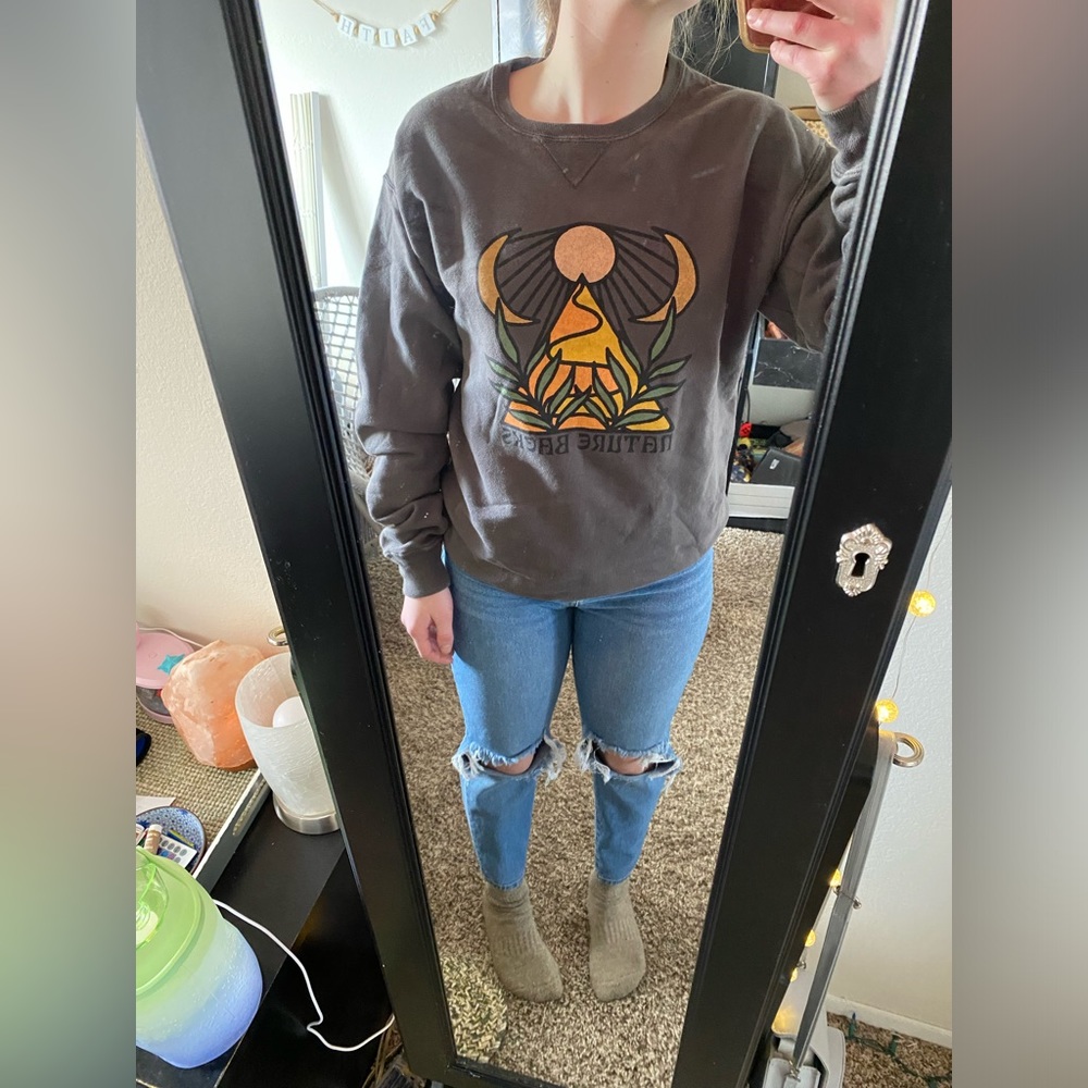 Gray graphic crew neck. Size S